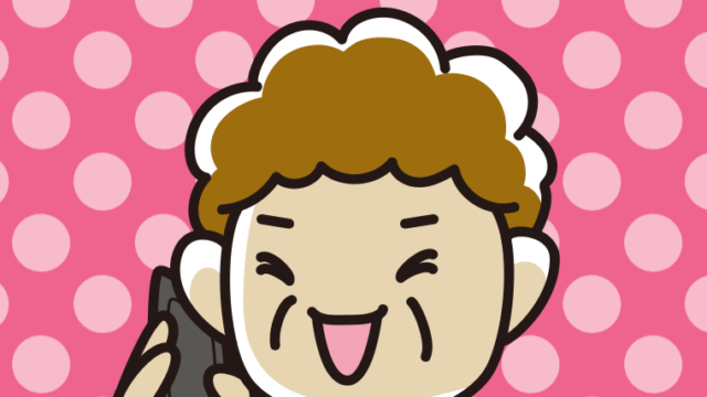 スマホで電話して笑うおばさんのイラスト【色、背景あり】PNG