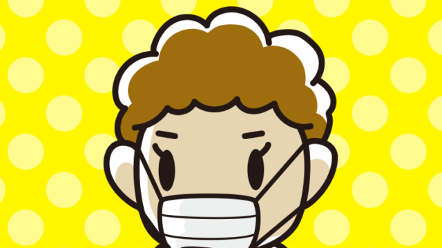 マスクをしてスマホを使うおばさんのイラスト【色、背景あり】PNG