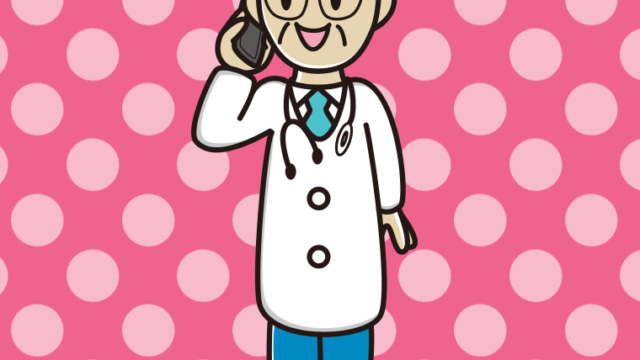 スマホで電話する年配男性医師のイラスト【色、背景あり】PNG