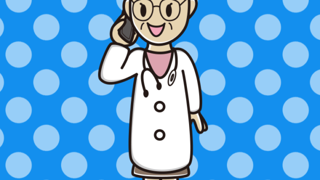 スマホで電話する年配女性医師のイラスト【色、背景あり】PNG