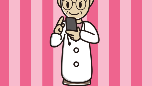 スマホを使う年配女性医師のイラスト【色、背景あり】PNG