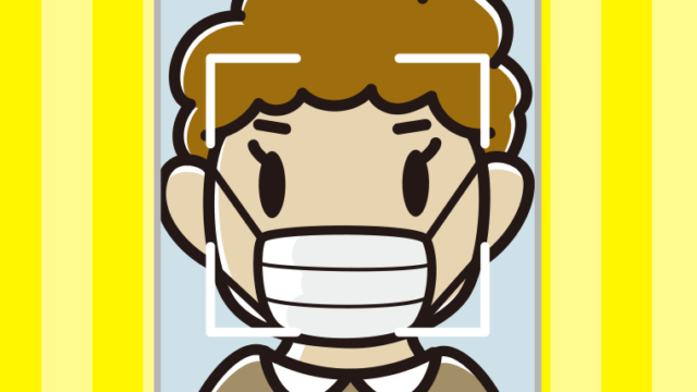 マスクをして顔認証をするおばさんのイラスト【色、背景あり】PNG