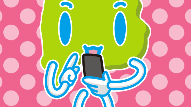 スマホを使う山梨ちゃんのイラスト【色、背景あり】PNG