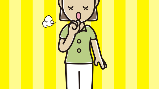 咳払いする女性会社員（クールビズ）のイラスト【色、背景あり】PNG