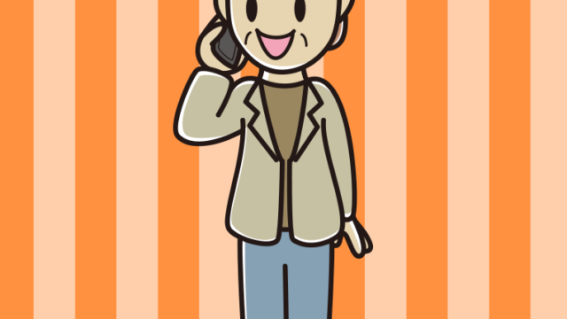 スマホで電話する年配女性会社員（カジュアル）のイラスト【色、背景あり】PNG