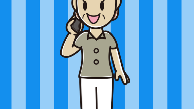 スマホで電話する年配女性会社員（クールビズ）のイラスト【色、背景あり】PNG