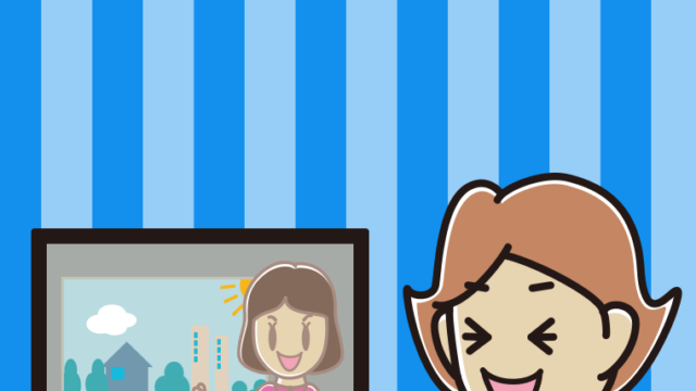 テレビを見て笑う女性のイラスト【色、背景あり】PNG