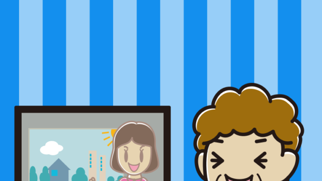 テレビを見て笑うおばさんのイラスト【色、背景あり】PNG