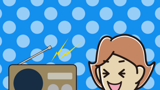 ラジオを聴いて笑う女性のイラスト【色、背景あり】PNG