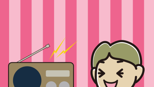 ラジオを聴いて笑う小学生男子のイラスト【色、背景あり】PNG