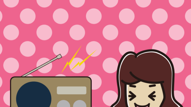 ラジオを聴いて笑う女子高校生のイラスト【色、背景あり】PNG