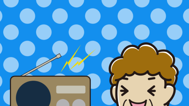 ラジオを聴いて笑うおばさんのイラスト【色、背景あり】PNG