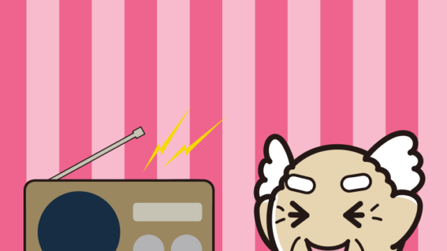 ラジオを聴いて笑うおじいさんのイラスト【色、背景あり】PNG