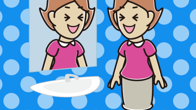 鏡を見て笑う女性のイラスト【色、背景あり】PNG