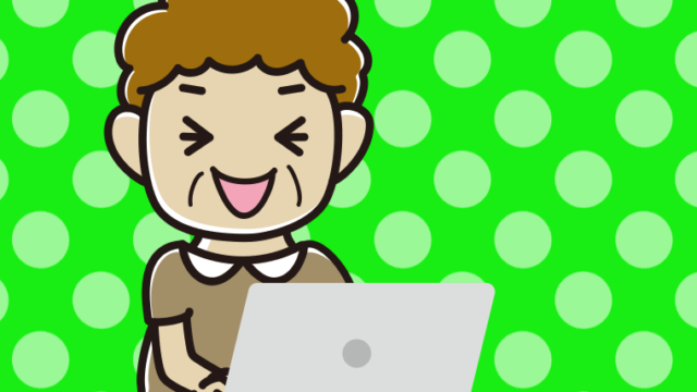 パソコン使用中に笑うおばさんのイラスト【色、背景あり】PNG