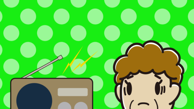 ラジオを聴いて困るおばさんのイラスト【色、背景あり】PNG