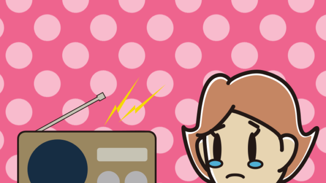 ラジオを聴いて泣く女性のイラスト【色、背景あり】PNG