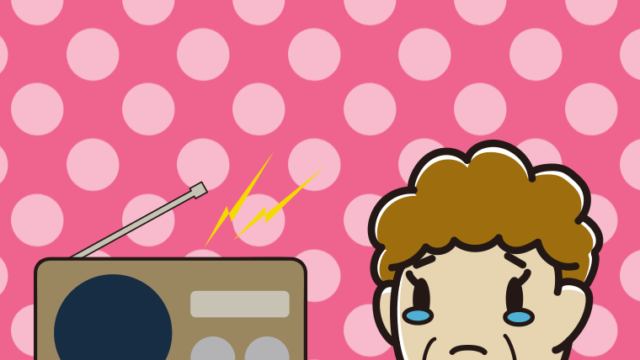 ラジオを聴いて泣くおばさんのイラスト【色、背景あり】PNG