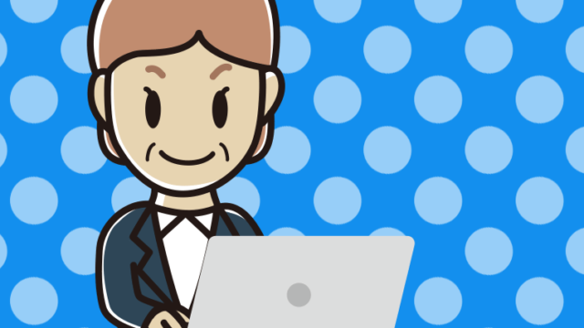 パソコンを使う年配女性会社員のイラスト【色、背景あり】PNG