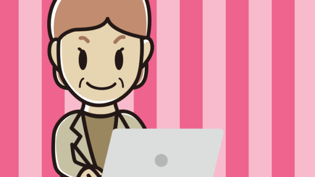 パソコンを使う年配女性会社員（カジュアル）のイラスト【色、背景あり】PNG