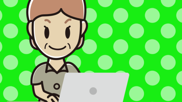 パソコンを使う年配女性会社員（クールビズ）のイラスト【色、背景あり】PNG