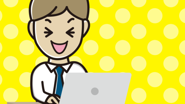 パソコン使用中に笑う男性会社員（ワイシャツ）のイラスト【色、背景あり】PNG