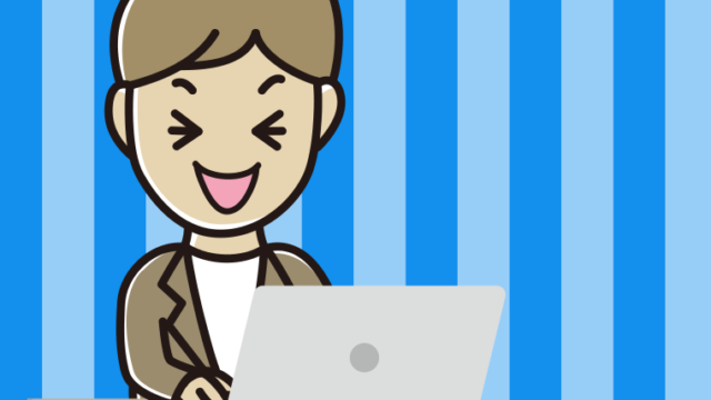 パソコン使用中に笑う男性会社員（カジュアル）のイラスト【色、背景あり】PNG