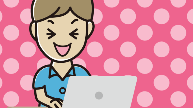 パソコン使用中に笑う男性会社員（クールビズ）のイラスト【色、背景あり】PNG