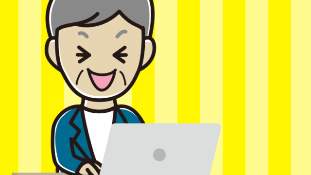 パソコン使用中に笑う年配男性会社員（カジュアル）のイラスト【色、背景あり】PNG