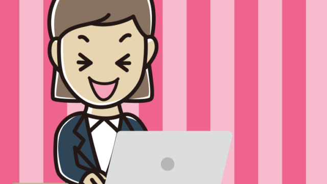 パソコン使用中に笑う女性会社員のイラスト【色、背景あり】PNG