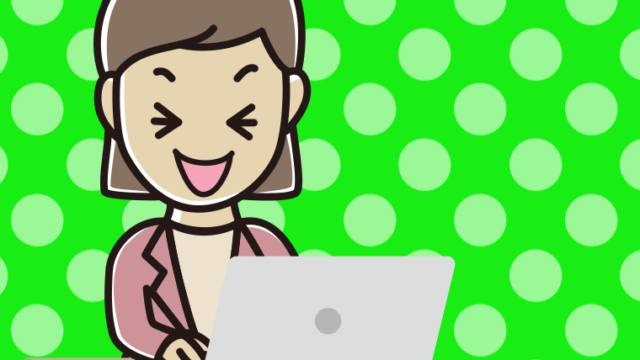 パソコン使用中に笑う女性会社員（カジュアル）のイラスト【色、背景あり】PNG