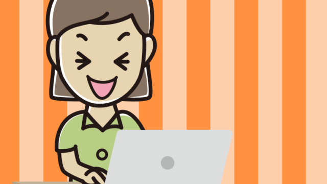 パソコン使用中に笑う女性会社員（クールビズ）のイラスト【色、背景あり】PNG