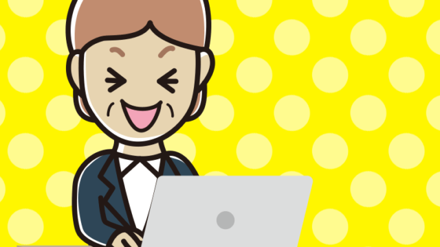 パソコン使用中に笑う年配女性会社員のイラスト【色、背景あり】PNG