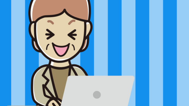 パソコン使用中に笑う年配女性会社員（カジュアル）のイラスト【色、背景あり】PNG