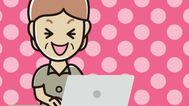 パソコン使用中に笑う年配女性会社員（クールビズ）のイラスト【色、背景あり】PNG