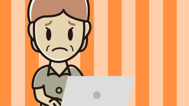 パソコン使用中に困る年配女性会社員（クールビズ）のイラスト【色、背景あり】PNG