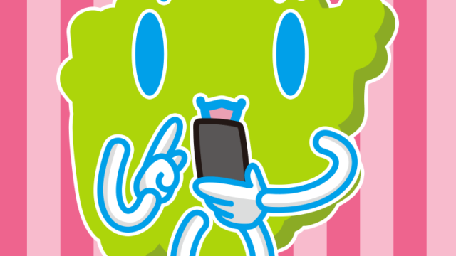 スマホを使う岡山ちゃんのイラスト【色、背景あり】PNG