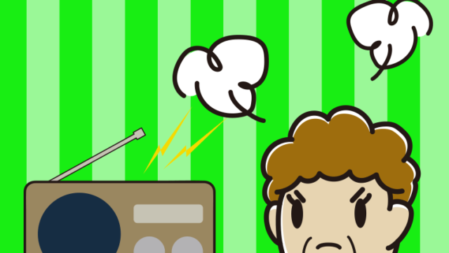 ラジオを聴いて怒るおばさんのイラスト【色、背景あり】PNG