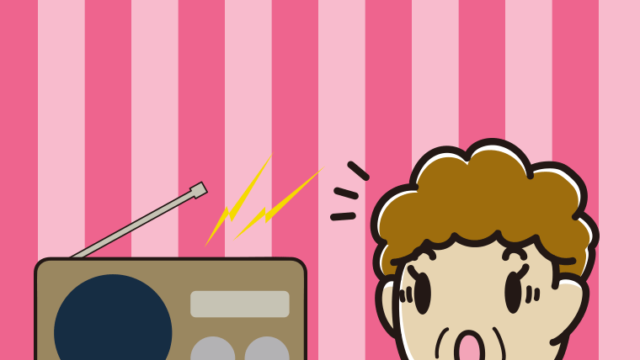 ラジオを聴いて驚くおばさんのイラスト【色、背景あり】PNG