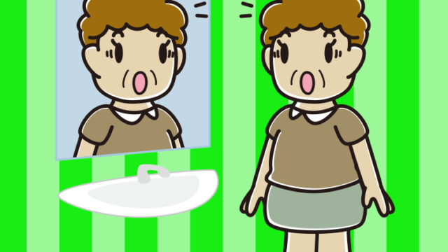 鏡を見て驚くおばさんのイラスト【色、背景あり】PNG