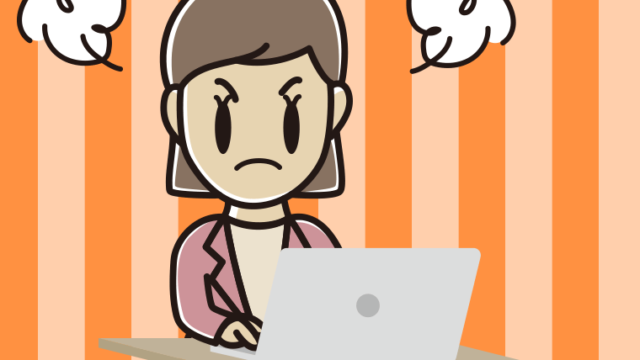 パソコン使用中に怒る女性会社員（カジュアル）のイラスト【色、背景あり】PNG