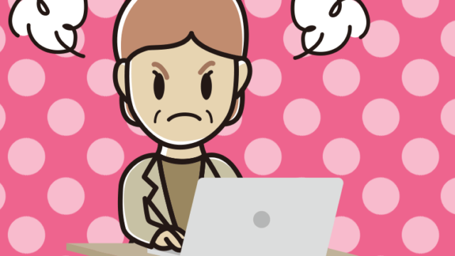 パソコン使用中に怒る年配女性会社員（カジュアル）のイラスト【色、背景あり】PNG