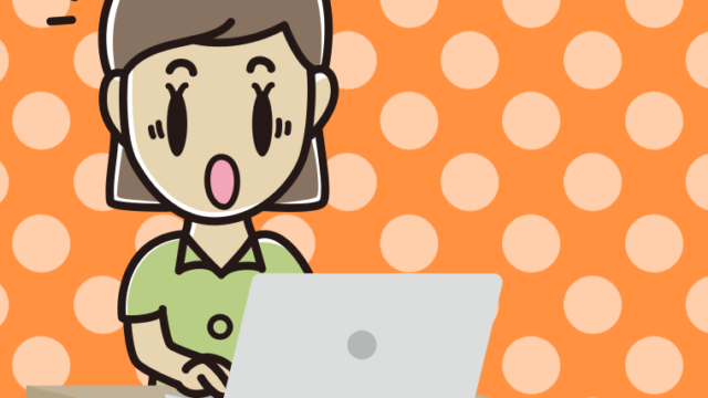 パソコン使用中に驚く女性会社員（クールビズ）のイラスト【色、背景あり】PNG