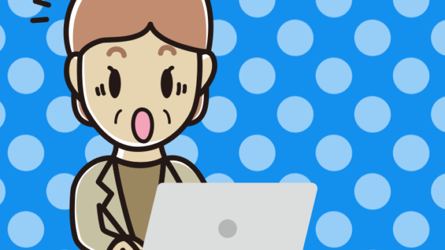 パソコン使用中に驚く年配女性会社員（カジュアル）のイラスト【色、背景あり】PNG