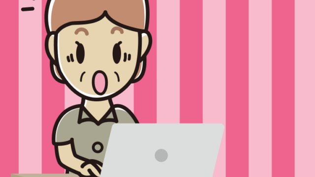 パソコン使用中に驚く年配女性会社員（クールビズ）のイラスト【色、背景あり】PNG