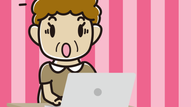 パソコン使用中に驚くおばさんのイラスト【色、背景あり】PNG
