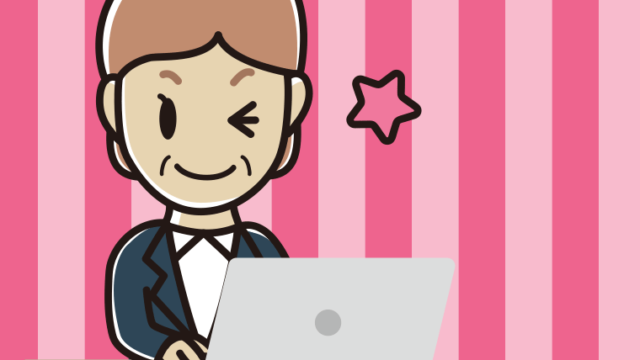 パソコンにウインクする年配女性会社員のイラスト【色、背景あり】PNG