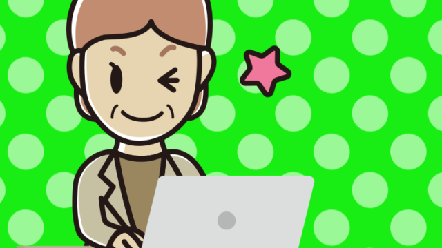 パソコンにウインクする年配女性会社員（カジュアル）のイラスト【色、背景あり】PNG