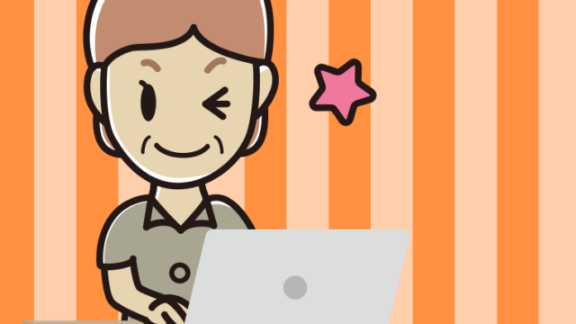 パソコンにウインクする年配女性会社員（クールビズ）のイラスト【色、背景あり】PNG