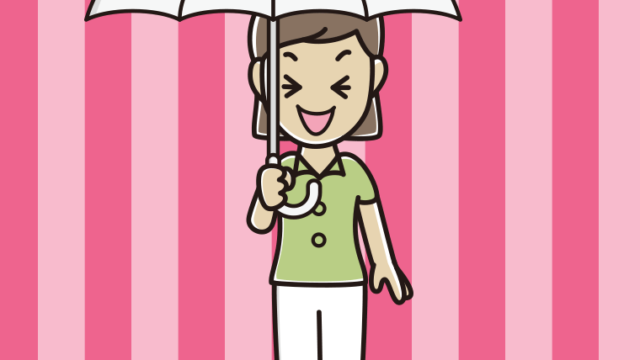 傘をさして笑う女性会社員（クールビズ）のイラスト【色、背景あり】PNG